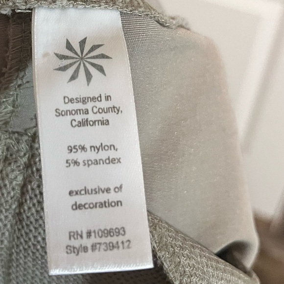 Athleta Dipper Hiking Walking Bermuda Shorts Sz 8 - Picture 4 of 7